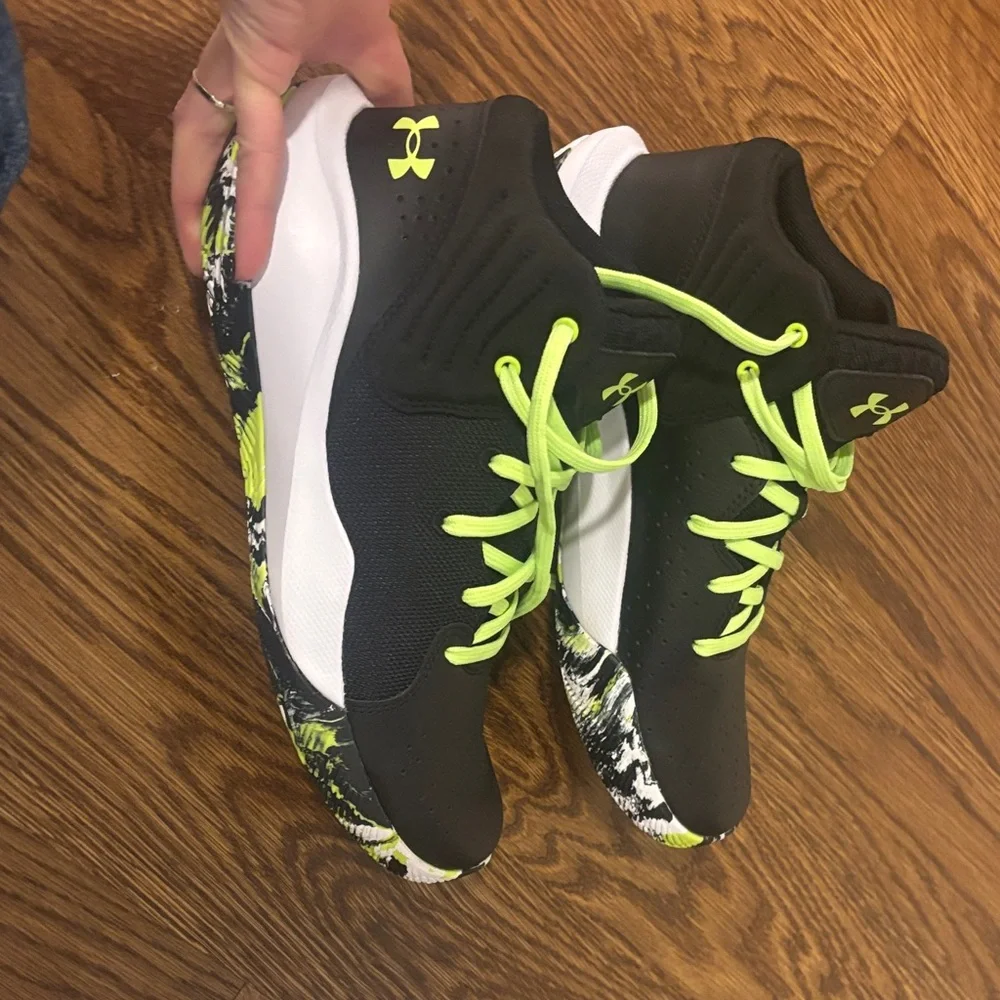 Size 7 (Big Kids) Under Armour Black and Lime Basketball Shoes - Picture 6 of 6